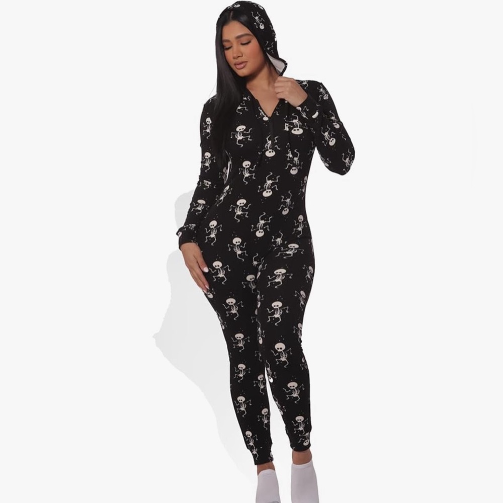 SHOSHO ONSIE LOUNGEWEAR / PAJAMA Black and White Skull Print 1/4 zip - Picture 11 of 11